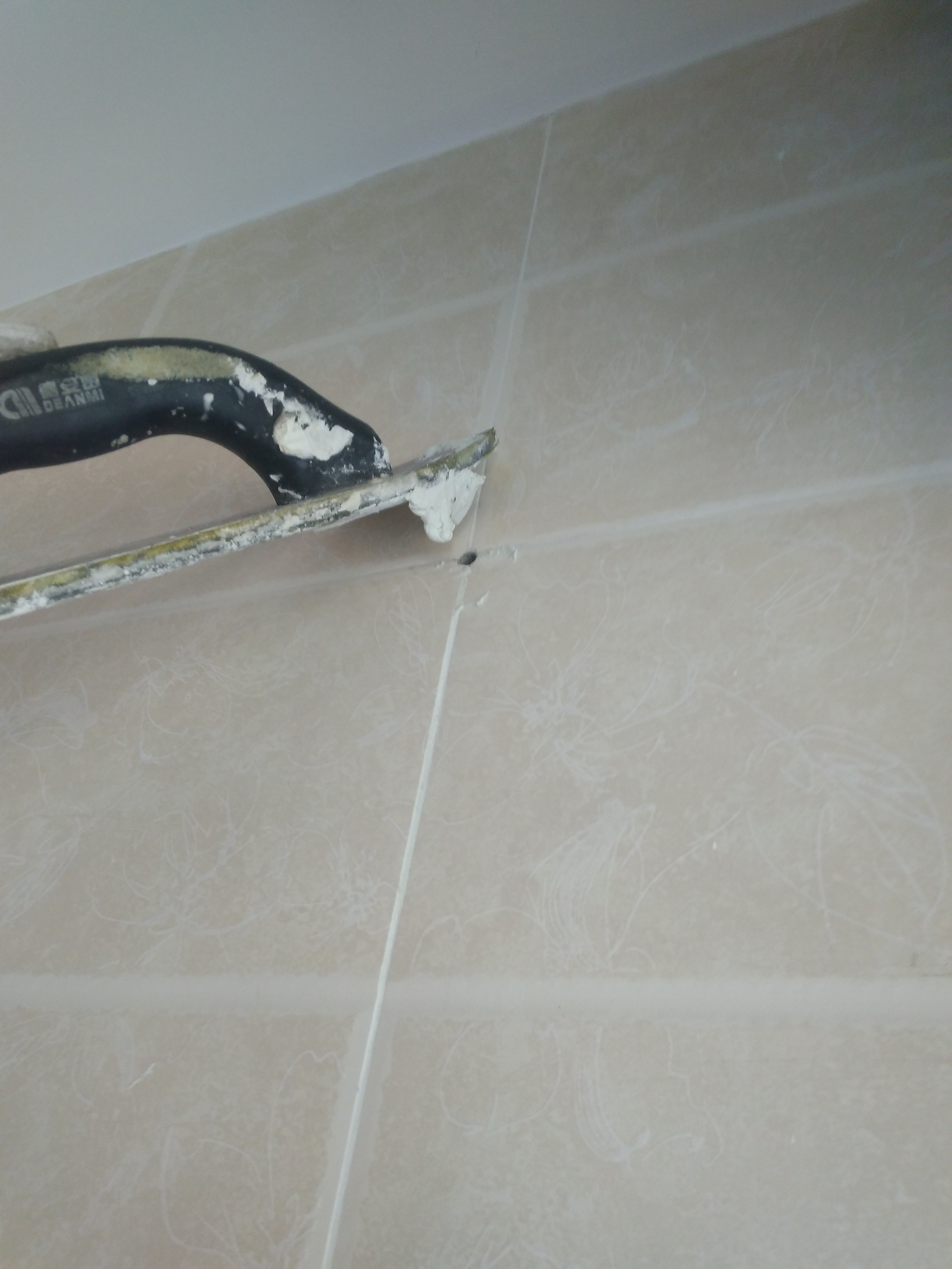 墙砖脱落怎么修(墙砖脱落怎么修复视频)