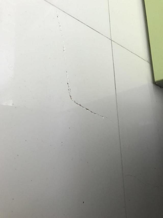 墙砖裂了什么原因引起的(墙砖裂了什么原因引起的图片)